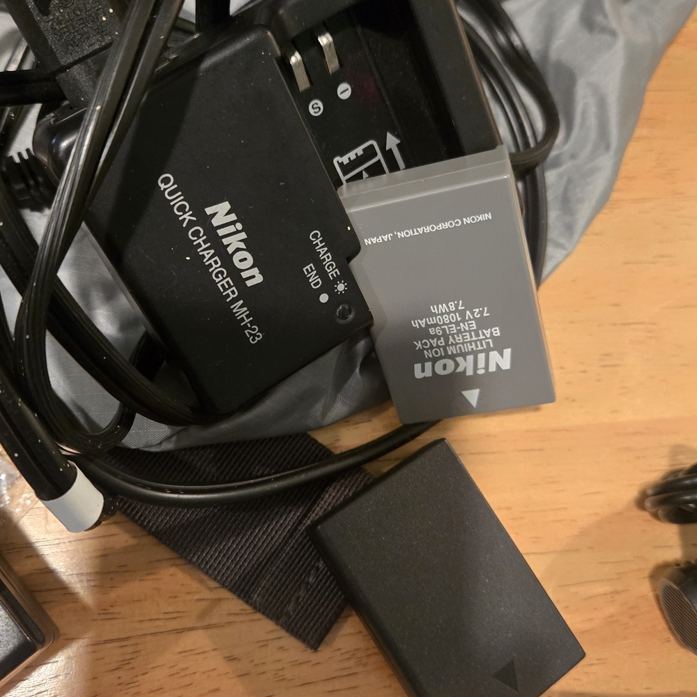 Nikon Black DSLR Camera with Zoom Lens - Picture 5 of 11